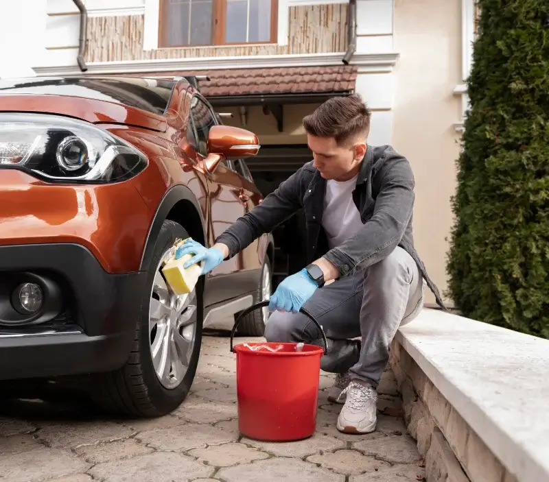 Lavage auto à domicile Aschères-le-Marché : professionnel intervenant sur un véhicule